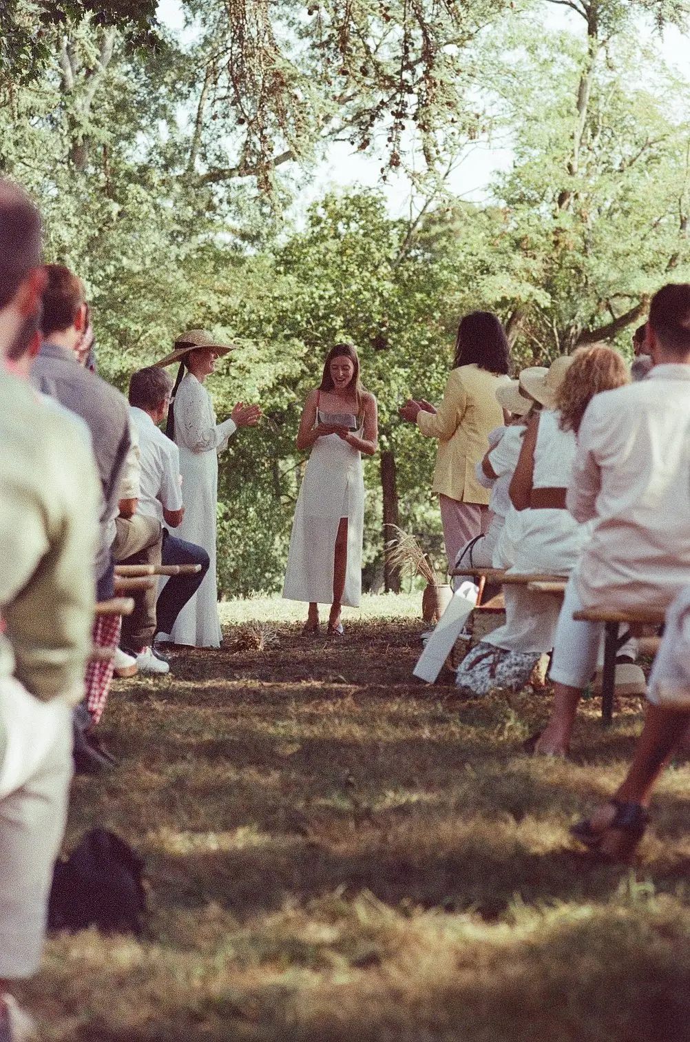 Cérémonie de mariage laïque en plein air dans le parc du château