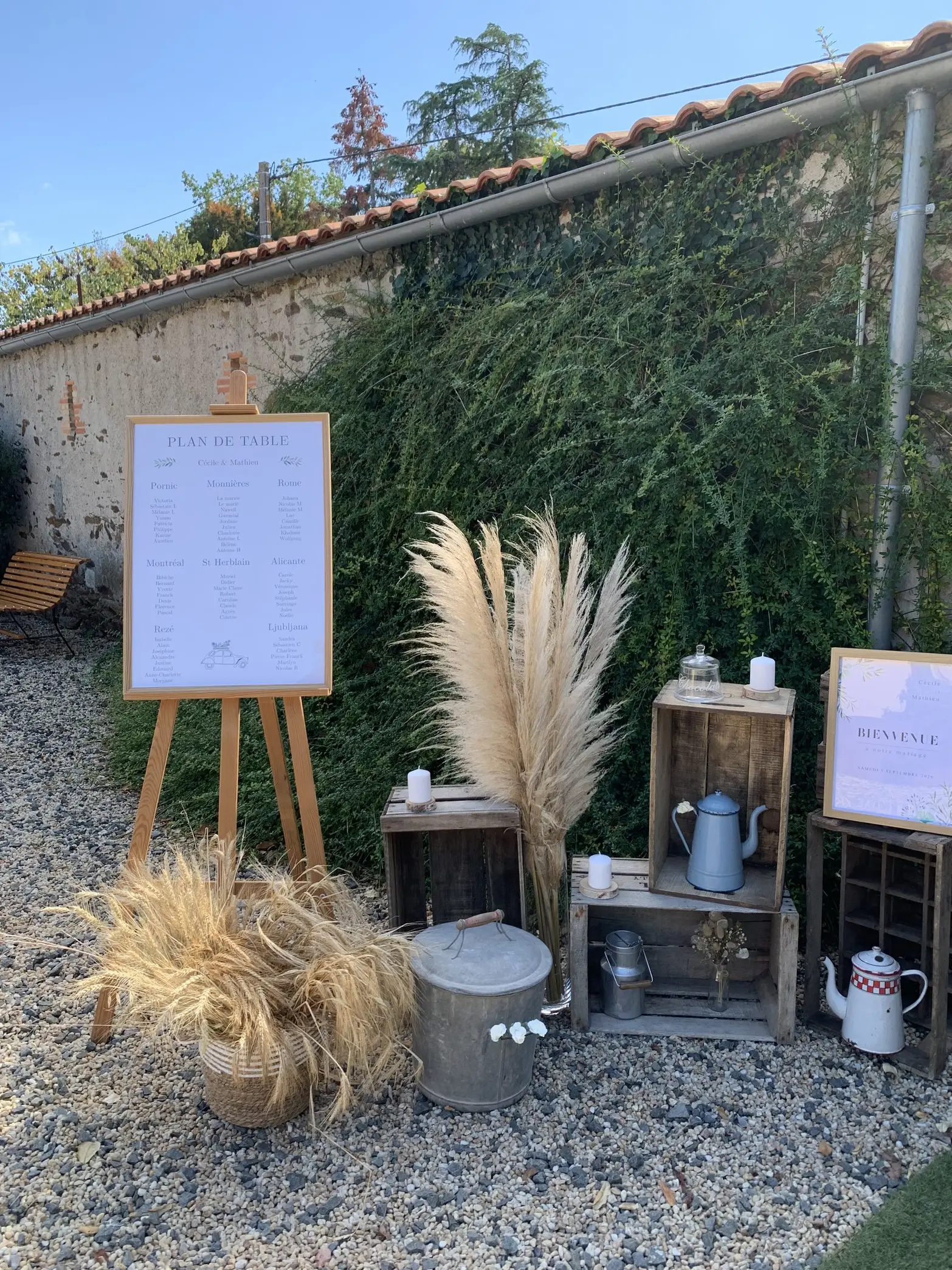 Décoration de mariage : plan de table, herbes de la pampa et caisses en bois