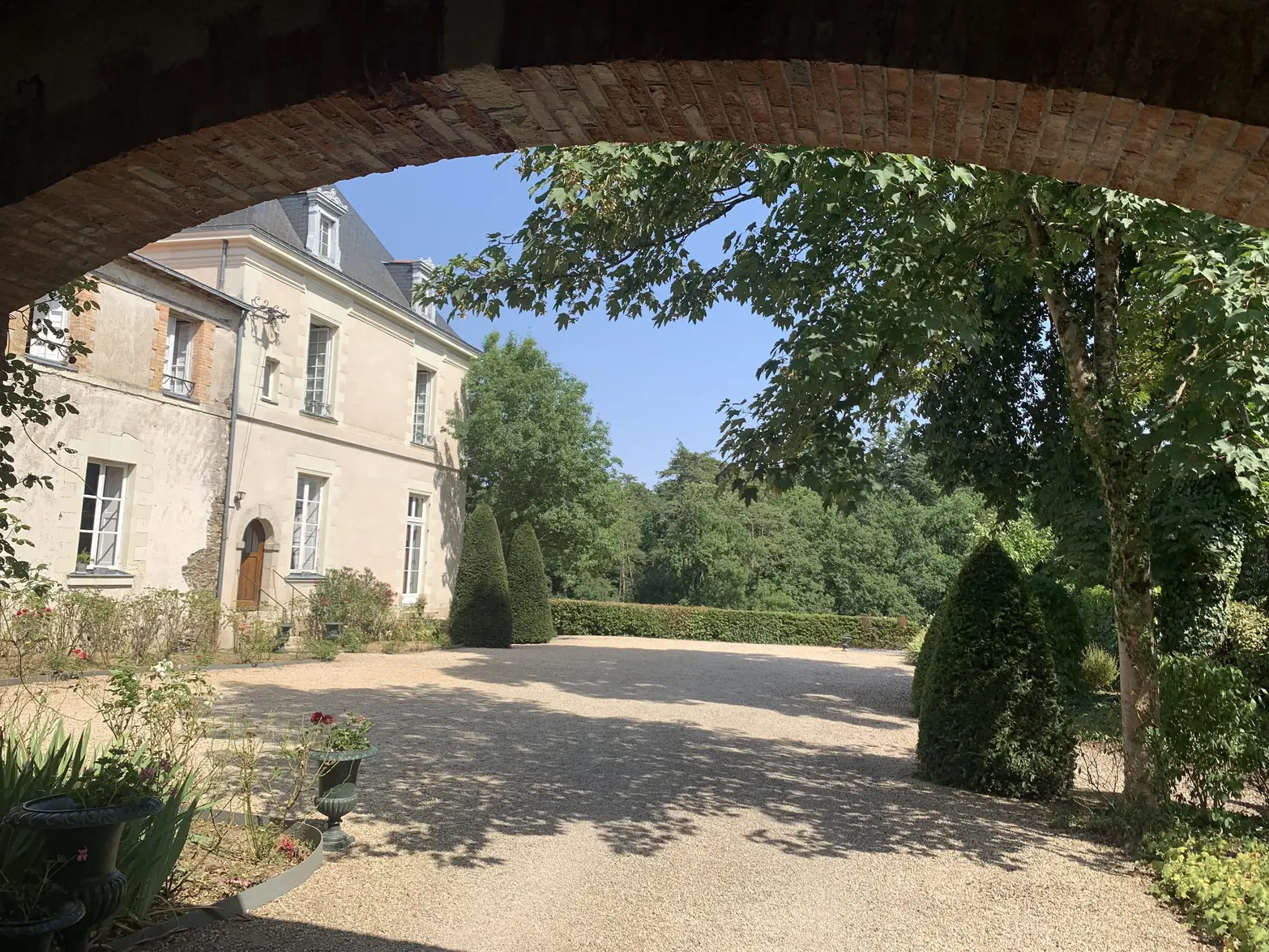 Le château et sa cour vus à travers la voûte du porche