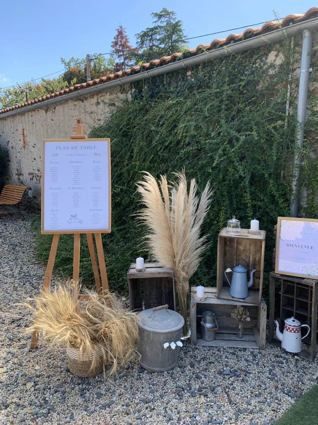 Décoration de mariage : plan de table, herbes de la pampa et caisses en bois