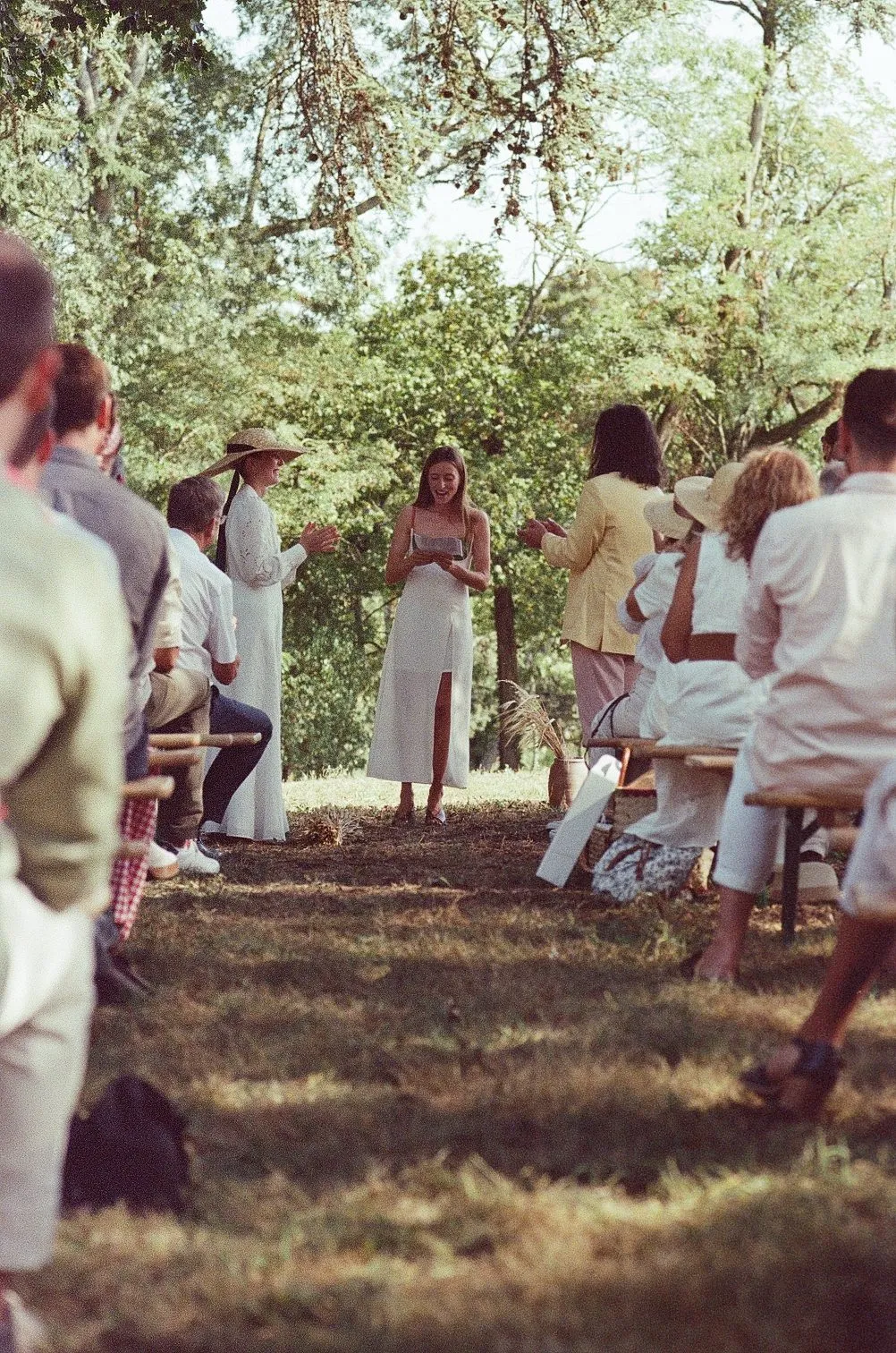 Cérémonie de mariage laïque en plein air dans le parc du château