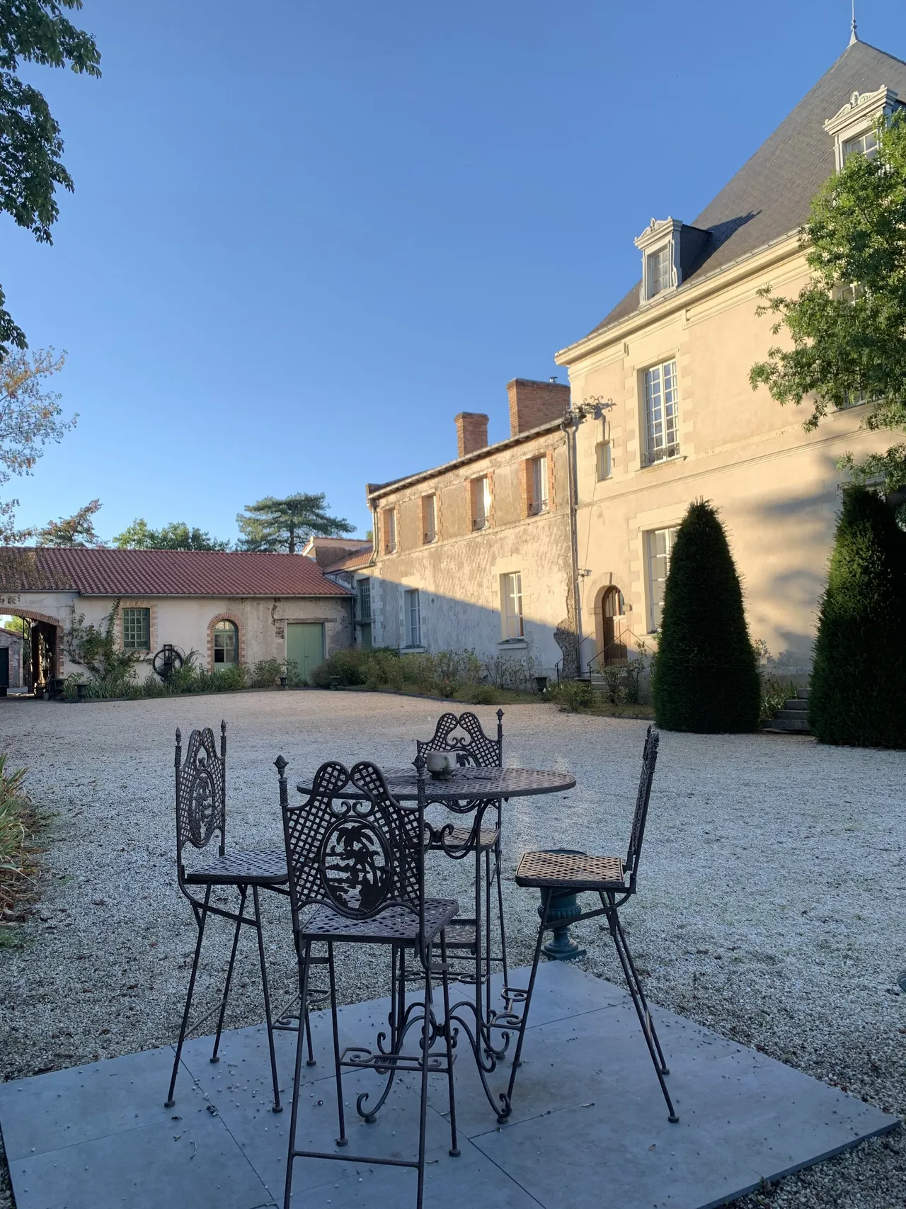 Mobilier de jardin en fer forgé dans la cour du château
