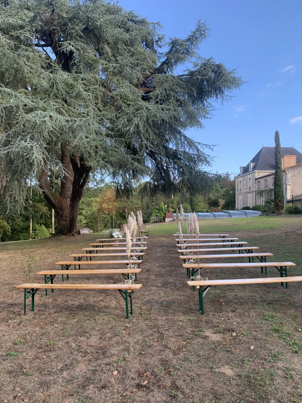 Bancs en bois alignés dans le parc pour une cérémonie