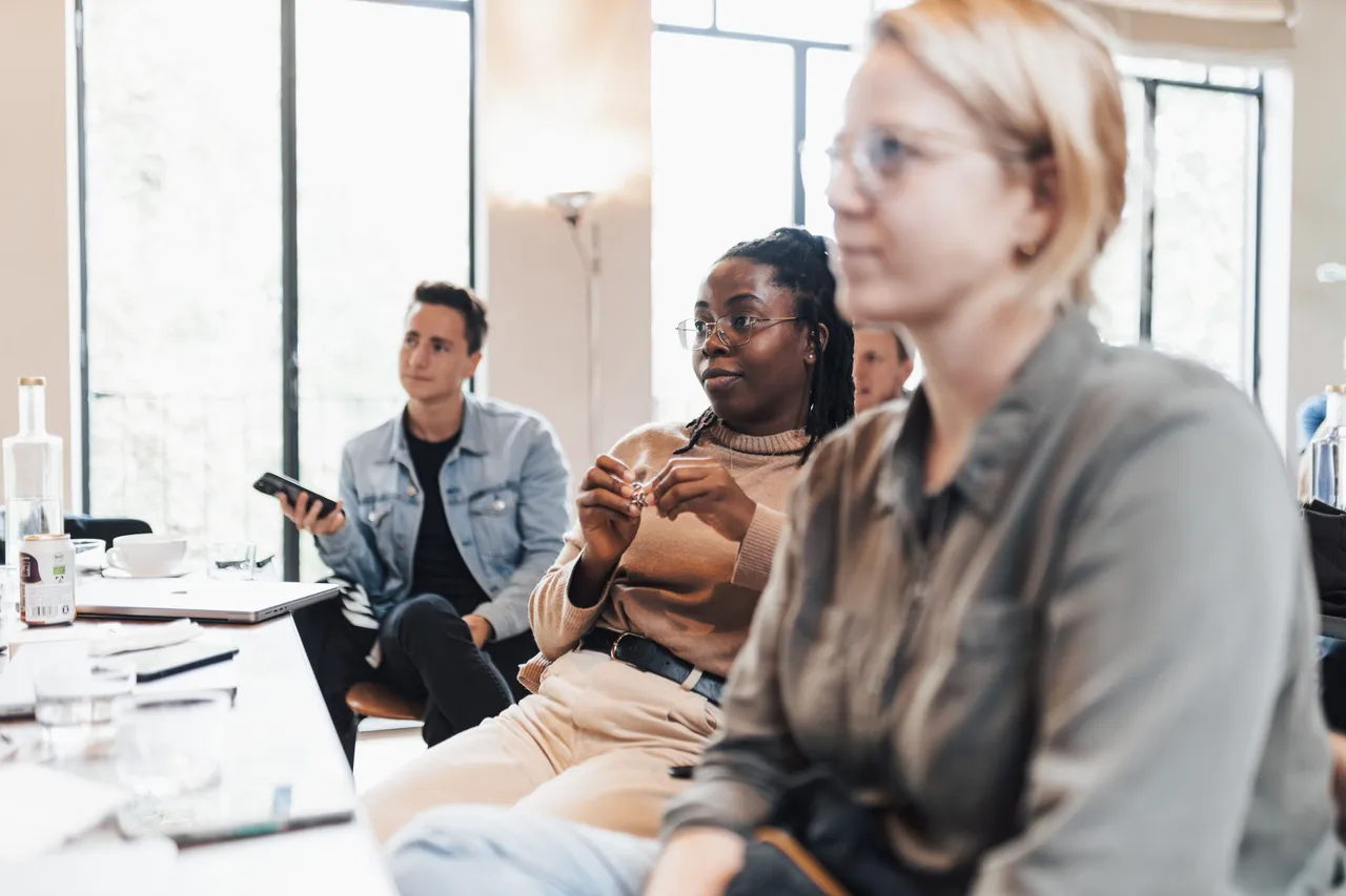 Participants attentifs pendant un séminaire d’entreprise