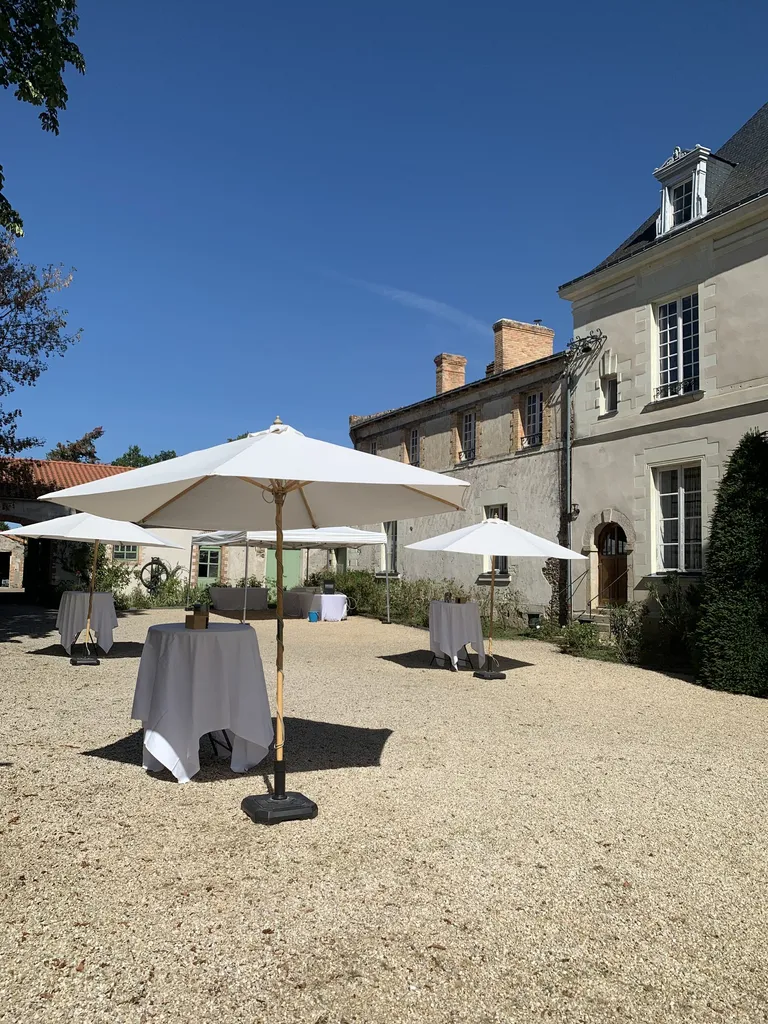 Parasols et mange-debout dans la cour, devant le château