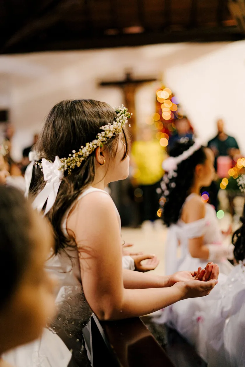 Petite fille couronnée de fleurs lors d’une fête de famille