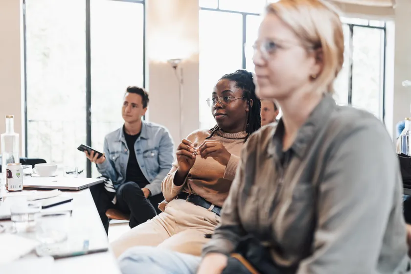 Participants attentifs pendant un séminaire d’entreprise